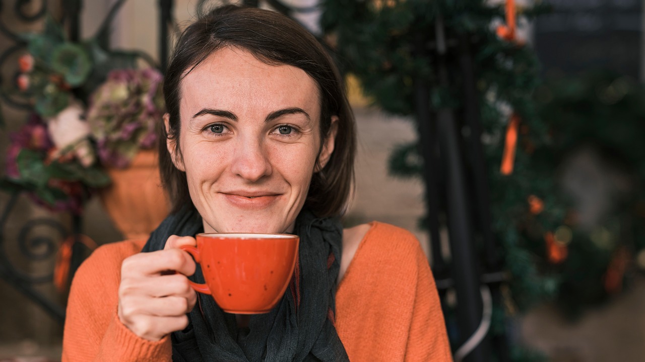 dívka s čajem
