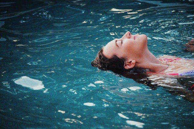 dívka v bazénu
